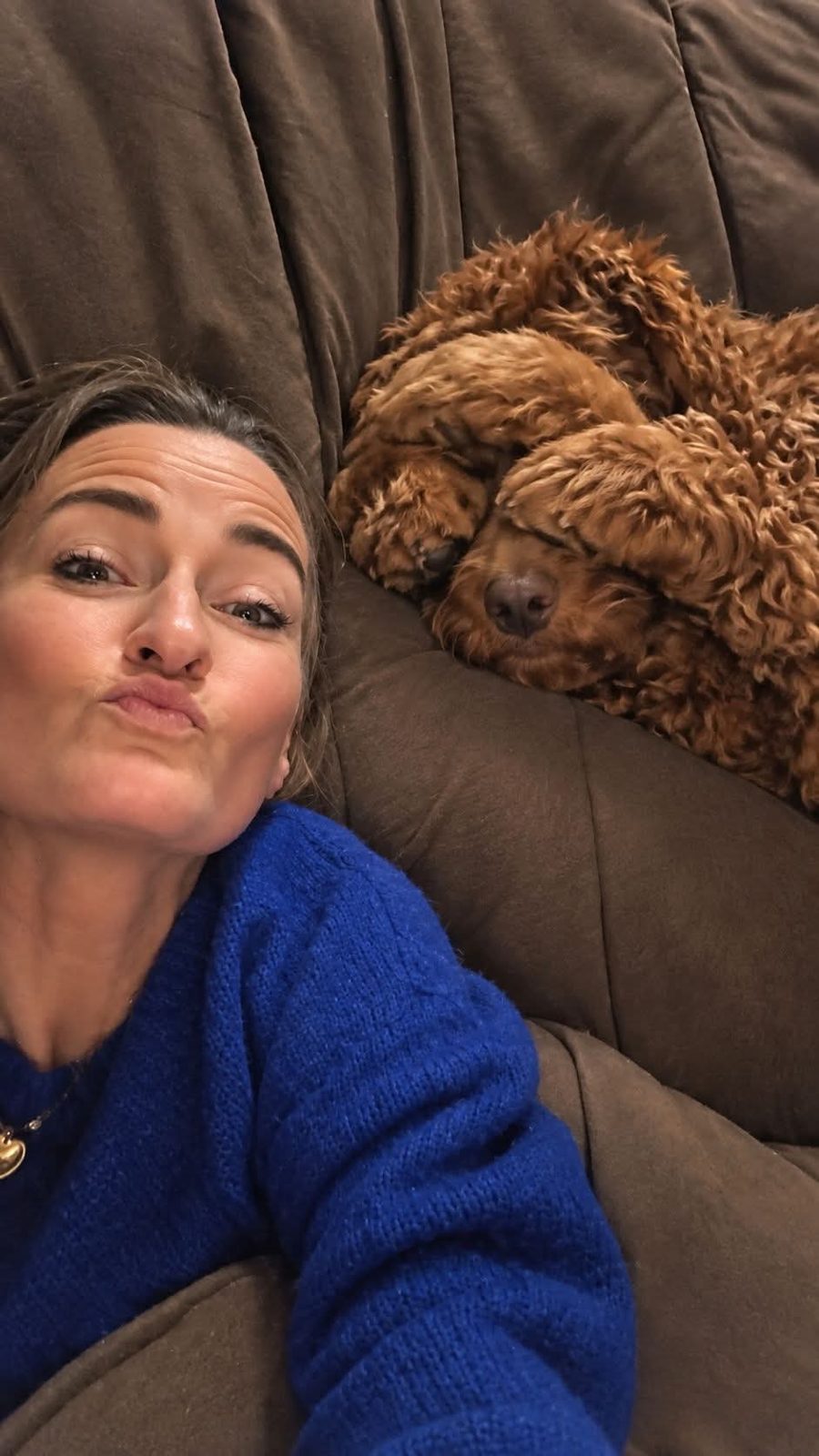Selfie met een slapend hondje op de bank