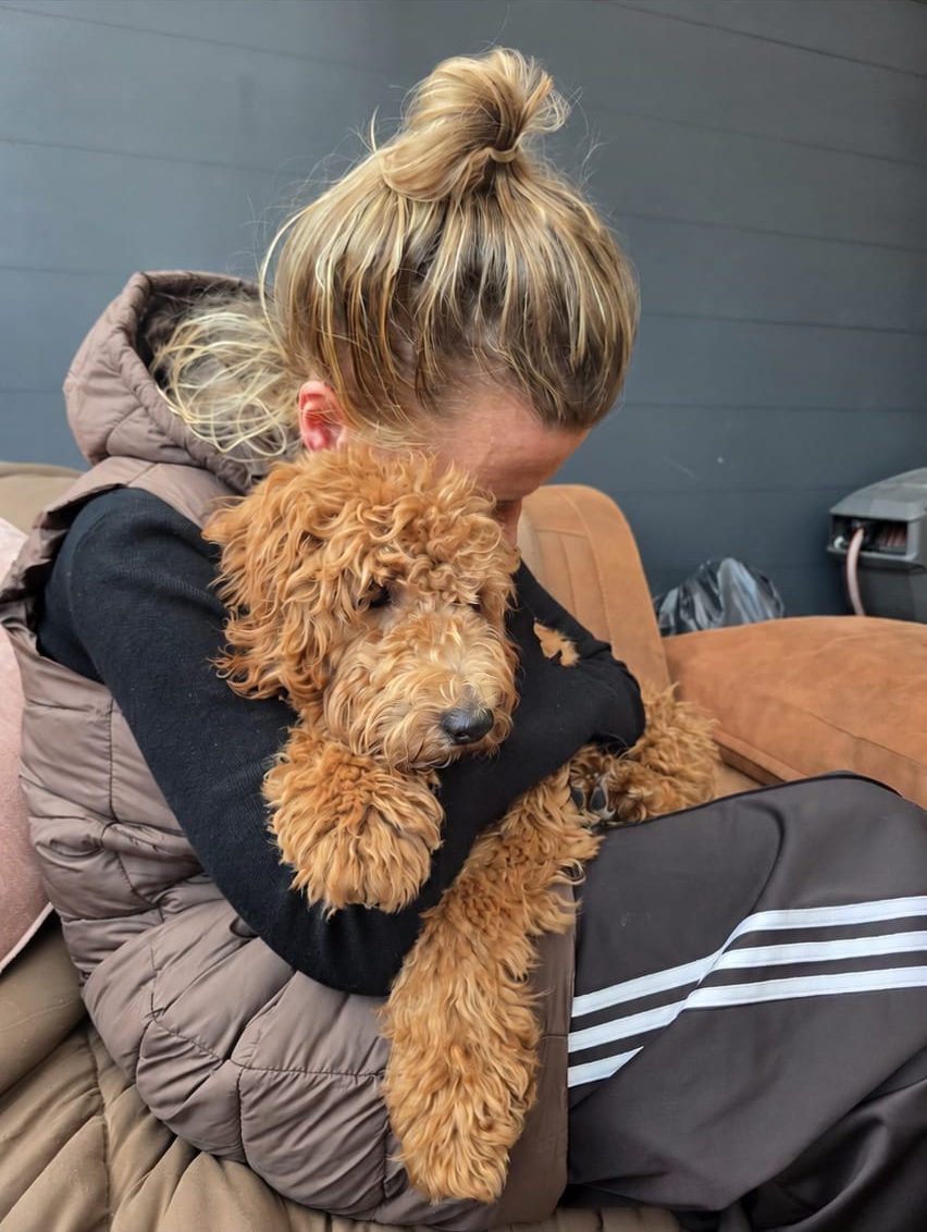 Manon knuffelt een pupje